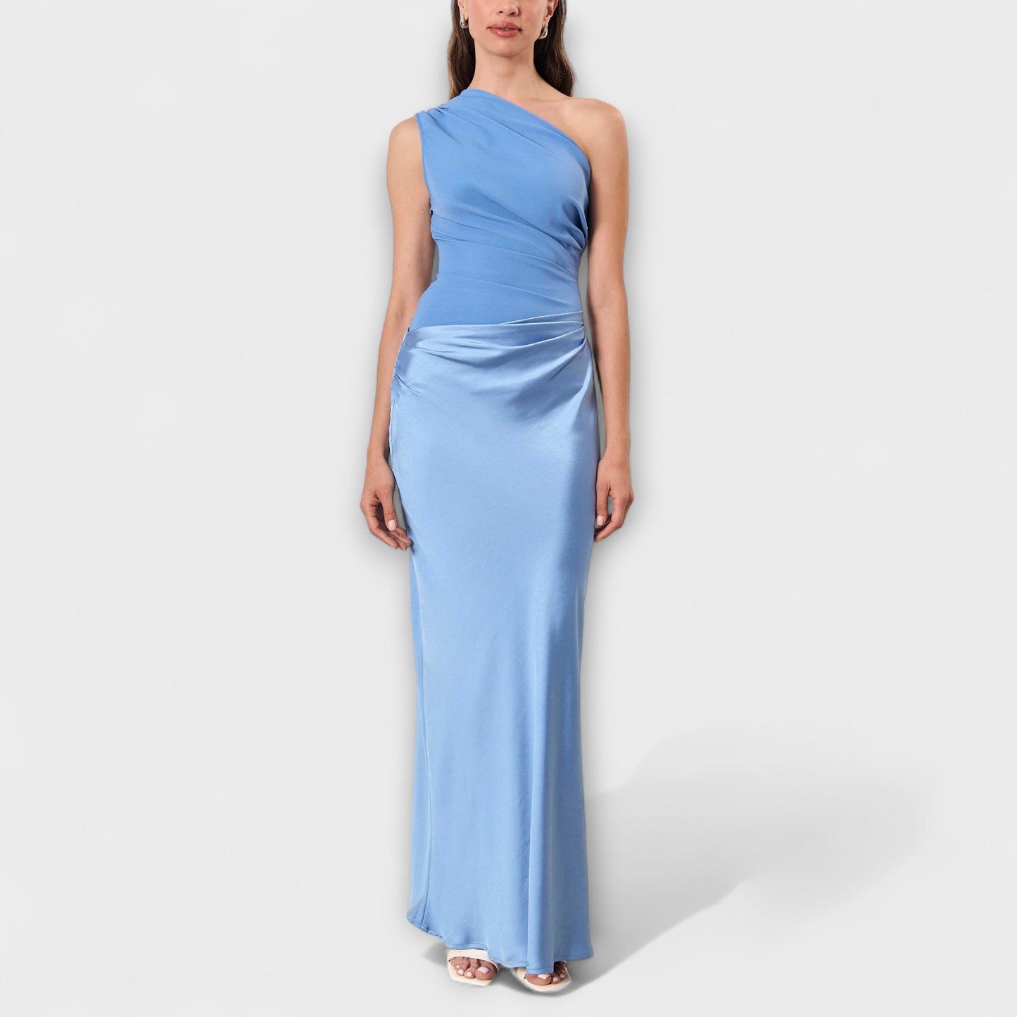 Elegantes Maxikleid mit einem Schulterträger und Falten