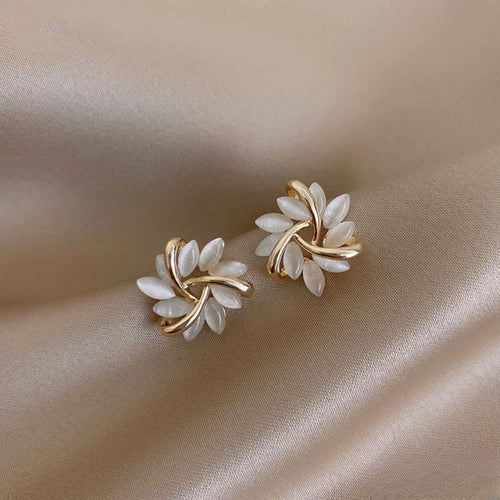Elegante Goldohrringe mit exquisiten Opal-Blütenmotiven