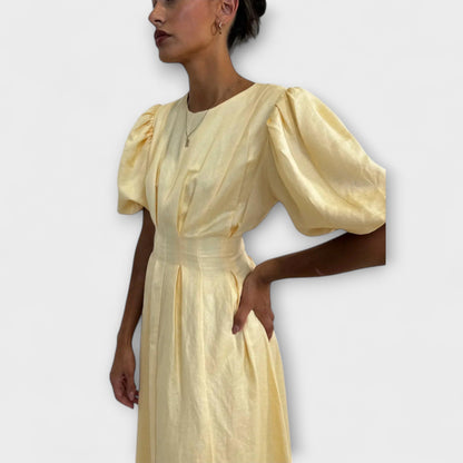Josephine - Buttergelbes Maxikleid mit Luftigem Design