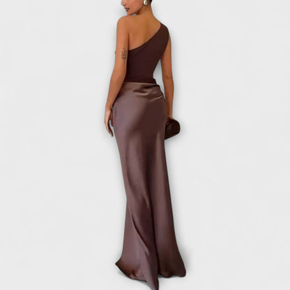 Elegantes Maxikleid mit einem Schulterträger und Falten